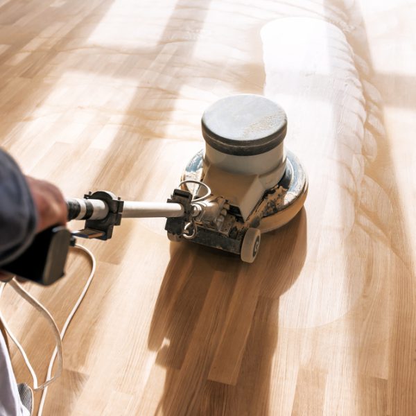 A,Professional,Master,Cleans,The,Floor,(parquet),With,A,Polishing